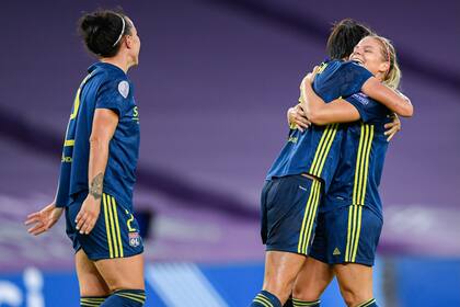 Las jugadoras de Lyon festejan uno de los tantos del triunfo que les dio la Champions League femenina
