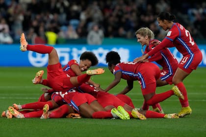Las jugadoras de Panamá celebran el gol de Marta Cox para abrir el marcador en el partido contra Francia