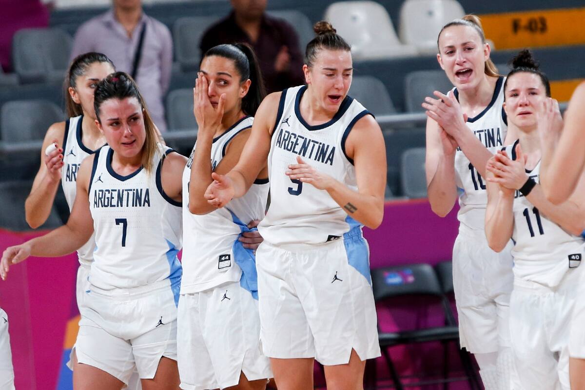 Las jugadores lloran esuchando el himno