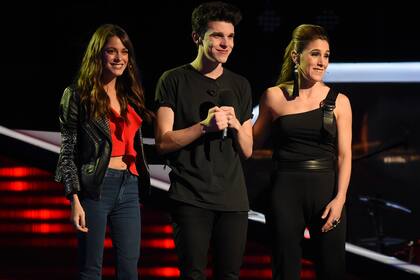 Las jurados de La Voz, con un participante del show de talentos