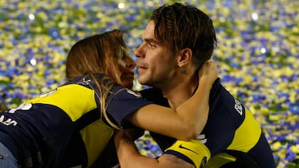 Las lágrimas de Gago, consolado por su esposa Gisela Dulko en el medio de la Bombonera