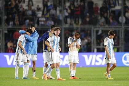 Las lágrimas de Matías Soulé, Mateo Tanlongo y Valentín Barco ilustran la decepción de la selección argentina, eliminada del Mundial Sub 20 a manos de Nigeria en los octavos de final