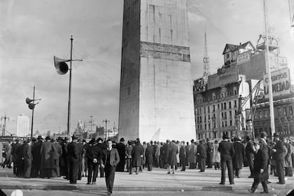 Los transeúntes observan con asombro cómo se desprendieron las lajas y destruyeron las gradas en las que se habían presentado los niños que celebraron el Día de la Bandera el día anterior.