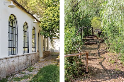 Las lámparas de latón pintado que rodean la casa y las ventanas con terminación en arco de medio punto: dos señas particulares que se disfrutan afuera y adentro.