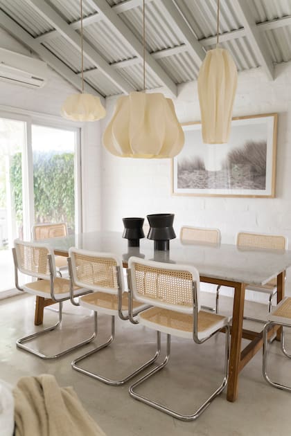 Las lámparas del comedor son obras de una artista que emula distintas semillas en gran escala (Yolegmma Marquez Studio)