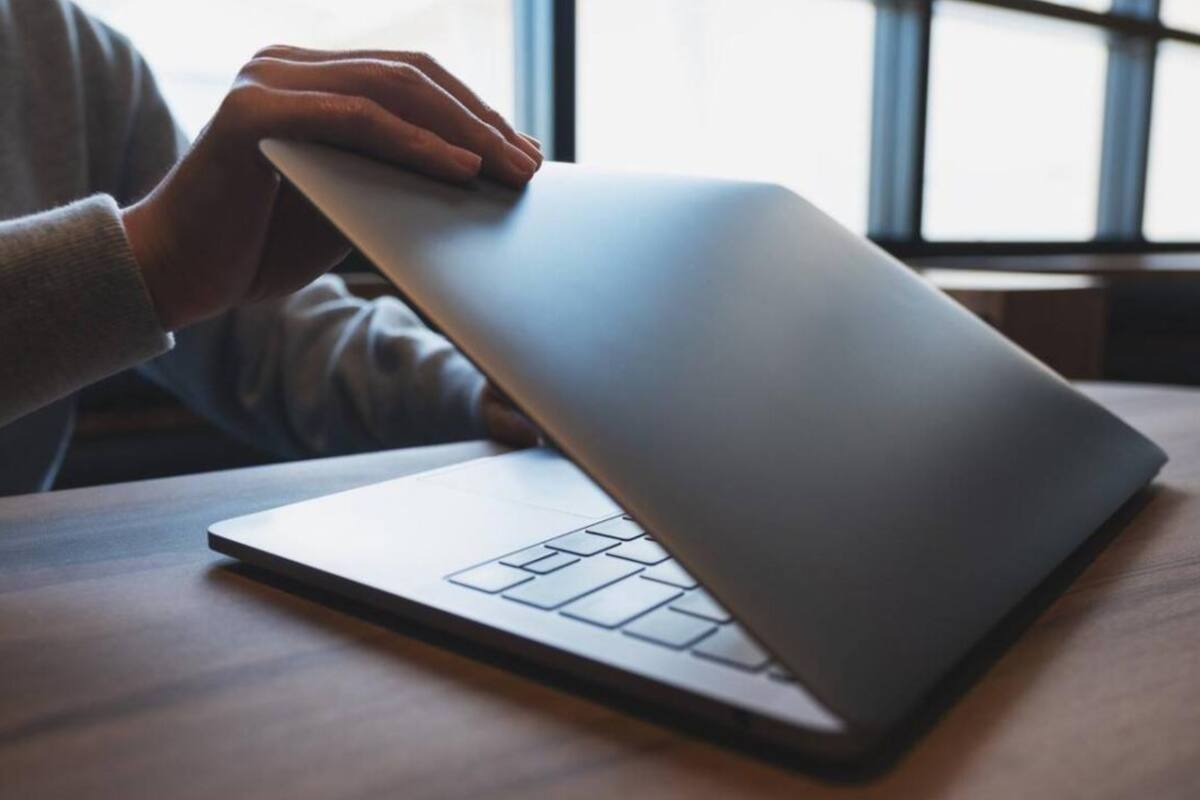 Las laptops o notebooks son la herramienta principal de trabajo o estudio de muchas personas. Tenerla siempre conectada puede resultar perjudicial para el dispositivo (Foto: iStock)