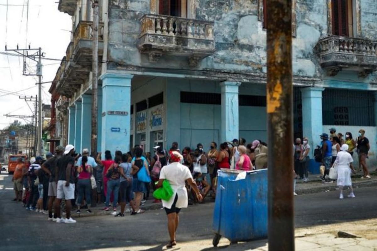 Las largas colas son una constante como parte de la actual crisis económica de la isla