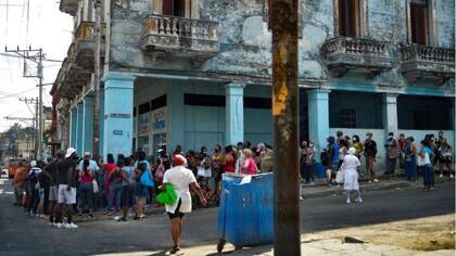 Las largas colas son una constante como parte de la actual crisis económica de la isla