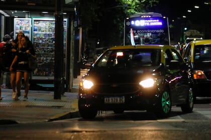 Las largas esperas de vehículos en las apps le dan una nueva oportunidad a los taxis porteños