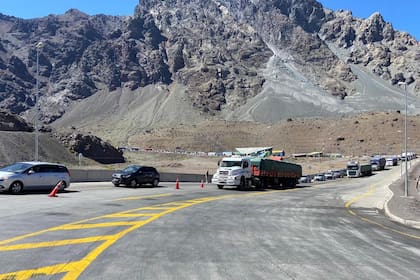 Las largas filas para cruzar la frontera entre Argentina y Chile en el Paso Cristo Redentor