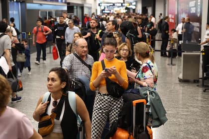 Las largas filas que hubo en Aeroparque por suspensión de vuelos debido al conflicto con aeronáuticos