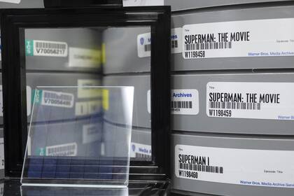 Las latas que almacenan la copia original de Superman (1978) y su versión en un cristal de cuarzo