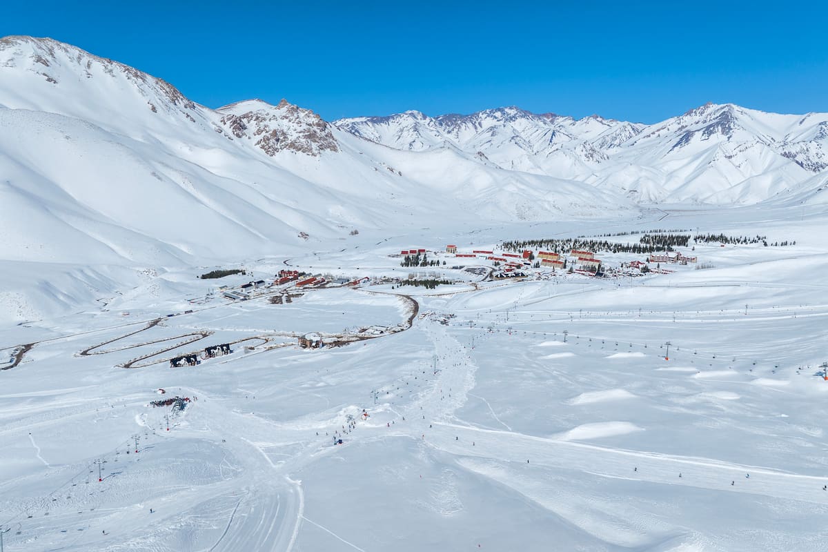 Las Leñas, bajo nieve, extiende la temporada de esquí