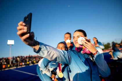 Las Leonas, a pura selfie después de la premiación de la final de este martes; cada recuerdo cuenta