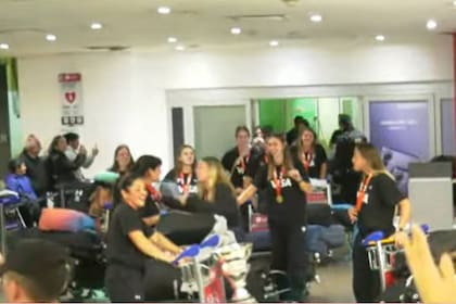 Las Leonas causaron una pequeña gran revolución en Ezeiza