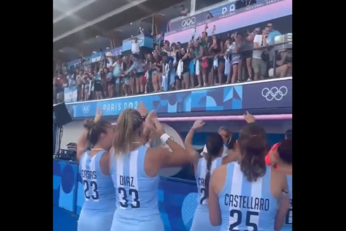 Las Leonas con su gente, mientras cantan su nuevo hit futbolero, con la ilusión de conseguir la medalla de oro