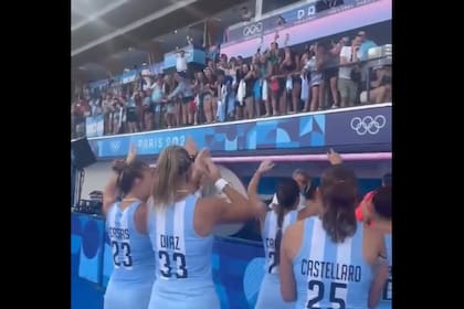 Las Leonas con su gente, mientras cantan su nuevo hit futbolero, con la ilusión de conseguir la medalla de oro