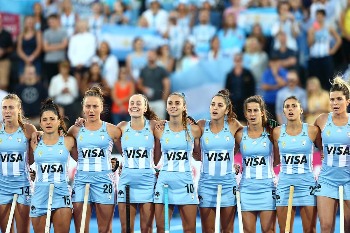 Las Leonas, durante el Himno; deberán aprovechar las enseñanzas del Mundial de cara a Tokio 2020
