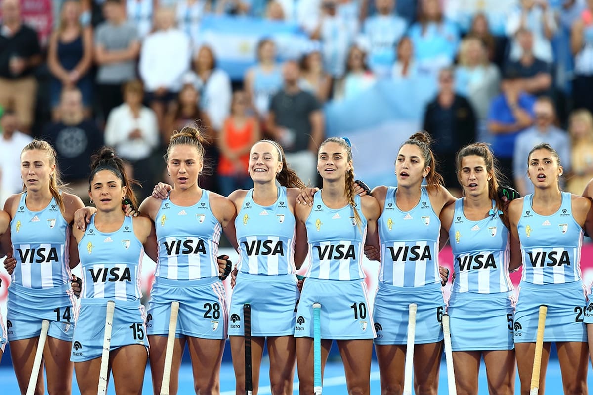 Las Leonas en el momento del himno, cuando todo era ilusión