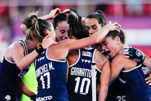 Las Leonas festejan la apertura del marcador ante Inglaterra; fue el gol del triunfo