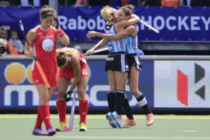 Las leonas Luciana Aymar y Macarena Rodríguez Pérez festejan el bronce; ganaron 2-1 a Estados Unidos
