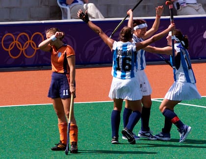 Las Leonas nacieron como tales el 24 de septiembre de 2000, cuando saltaron a la cancha por primera vez con la estampa que las distingue