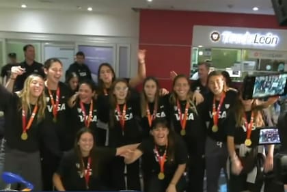 Las Leonas ya están en Argentina con la tercera medalla de campeonas del mundo.