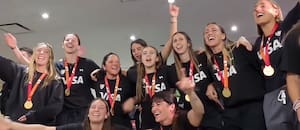 Las Leonas ya están en Argentina con la tercera medalla de campeonas del mundo