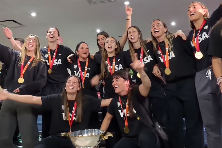 Las Leonas ya están en Argentina con la tercera medalla de campeonas del mundo Las Leonas ya están en Argentina con la tercera medalla de campeonas del mundo