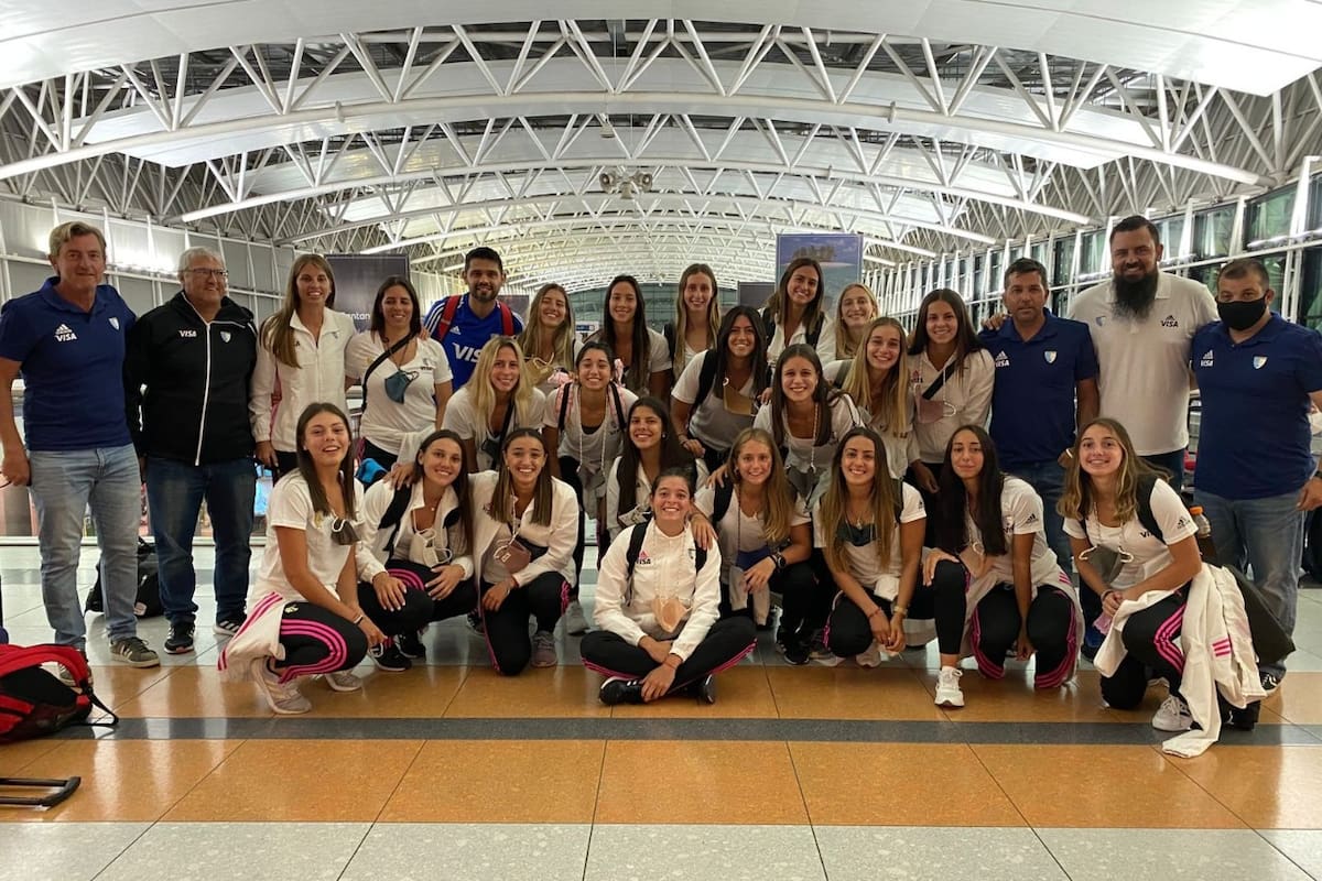 Las Leoncitas en Ezeiza antes de partir rumbo a Sudáfrica