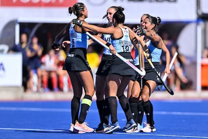 Las Leoncitas festejan el gol de Valentina Raposo que le dio el triunfo a la selección argentina ante España en el debut mundialista