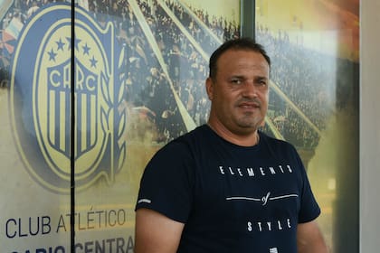 Las lesiones truncaron la carrera de futbolista de Leo Fernández y le abrieron la puerta al entrenador; de las cifras contundentes en los interinatos a ser oficializado DT de Rosario Central