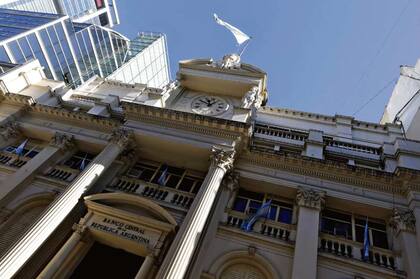 El Banco Central anunció las restricciones hoy, apenas pasada la medianoche