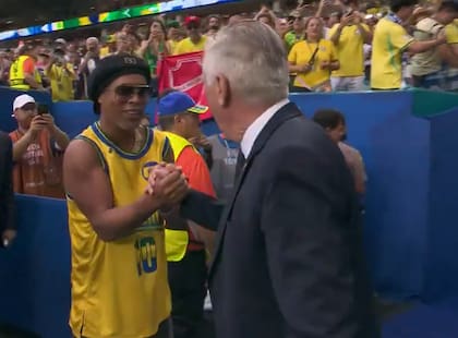 Las leyendas del fútbol mostraron muy buena onda entre ellos (Foto: X)