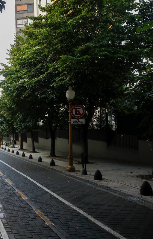 Las leyendas se entretejen en la manzana delimitada por Suipacha, Arroyo y Carlos Pellegrini y la Avenida del Libertador