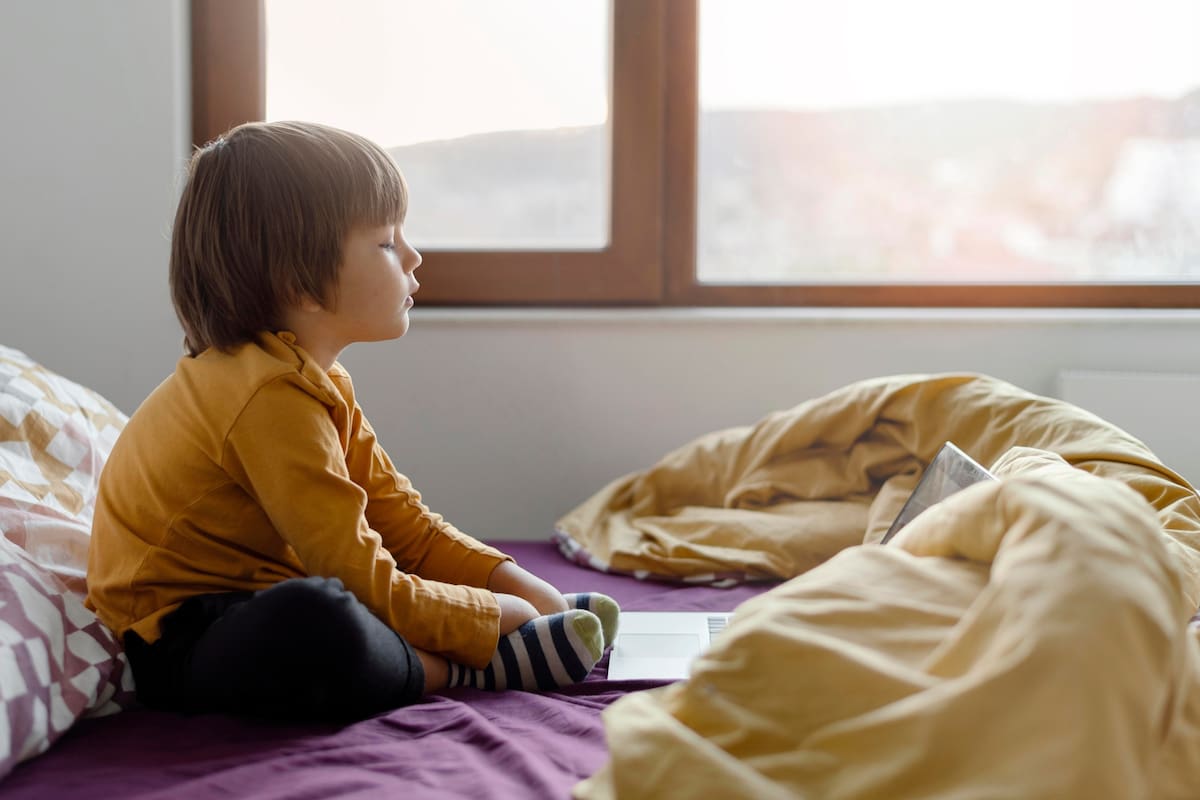 Las leyes de Illinois no indican una edad específica para que se pueda dejar solo a un niño en su hogar