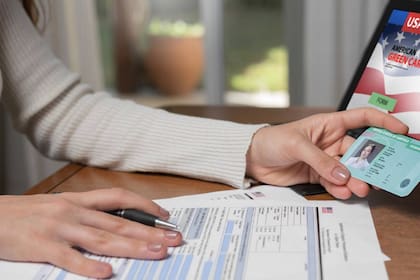 Las leyes de inmigración de EE.UU. permiten que ciertos extranjeros que son familiares obtengan la tarjeta