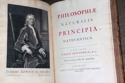 Las leyes del movimiento y la ley de gravitación universal aparecen en los Principia, de Isaac Newton, publicado en 1687