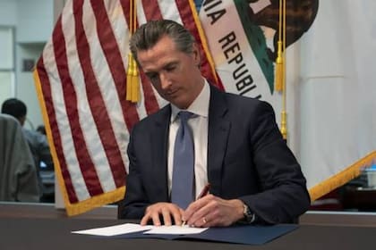 Las leyes firmadas por Newsom establecen reglas sobre plataformas y contenido generado o intervenido con IA