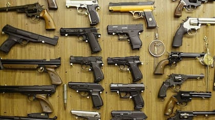 Las leyes varías ampliamente en América Latina, pero la gran mayoría de los países latinoamericanos mantiene un estricto control sobre el uso de armas de fuego