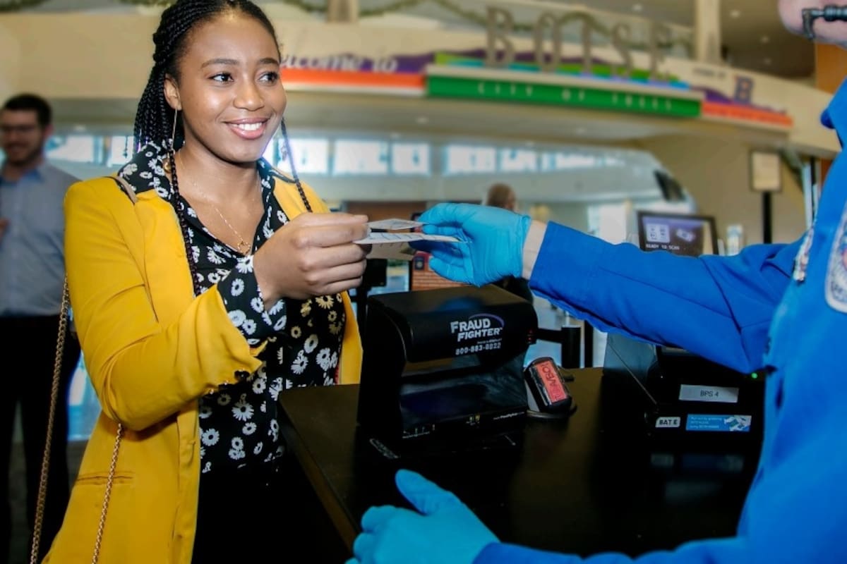 Las licencias de conducir y tarjetas de identificación que cumplen con la REAL ID suelen tener una marca distintiva, como una estrella dorada o negra en la esquina superior derecha (Archivo)