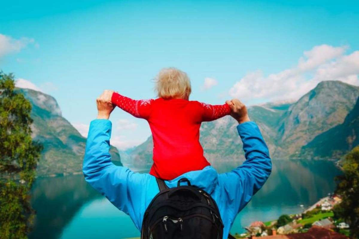 Las licencias de paternidad, las mujeres pueden tomarse 46 semanas junto a sus bebés remuneradas al 100% o 56 semanas pero pagadas solo al 80%. Los padres por su parte, tienen derecho a 10 semanas o más, dependiendo del salario de sus esposas.