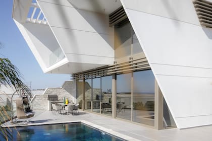 Las líneas rectas de la arquitectura se convirtieron en la base del proyecto y fluyeron al interior transformándose en la decoración principal.