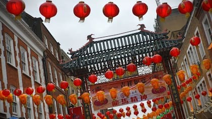 Las linternas rojas colgantes son uno de los adornos principales de la celebración de Año Nuevo en China y en las comunidades del país asiático alrededor del mundo.