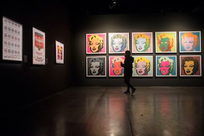 Las litografías y serigrafías de Banksy conviven con otras obras sobre papel de Andy Warhol, artista que inspiró algunas de sus piezas