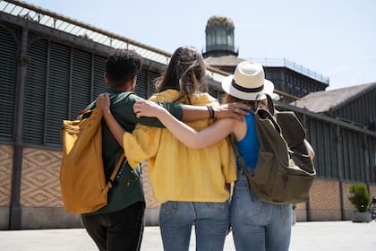 Las llamadas “ruses” de ICE, como fingir interés religioso, buscan evadir la necesidad de una orden judicial para realizar arrestos o registros en domicilios.