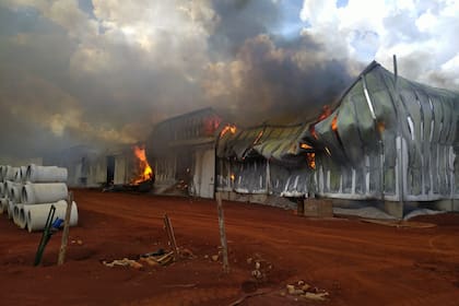 Las llamas arrasaron un depósito con unos 3 millones de kilos de la cooperativa que hace Playadito