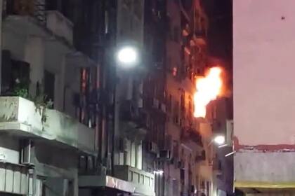 Las llamas comenzaron a desatarse alrededor a las 22.25