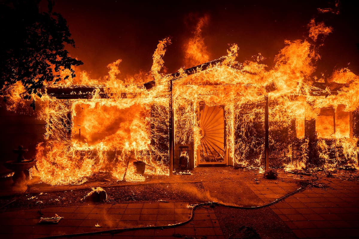Las llamas consumen una casa en Triangle Rd. mientras el Oak Fire arde en el condado de Mariposa, California, el sábado 23 de julio de 2022. (Foto AP/Noah Berger)