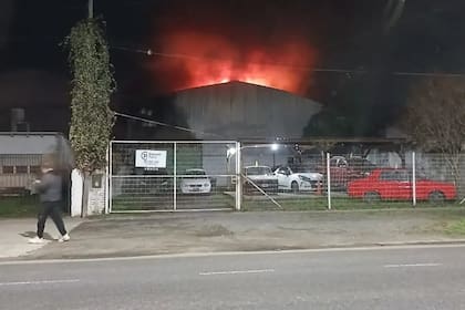 Las llamas consumieron todo el interior de la concesionaria